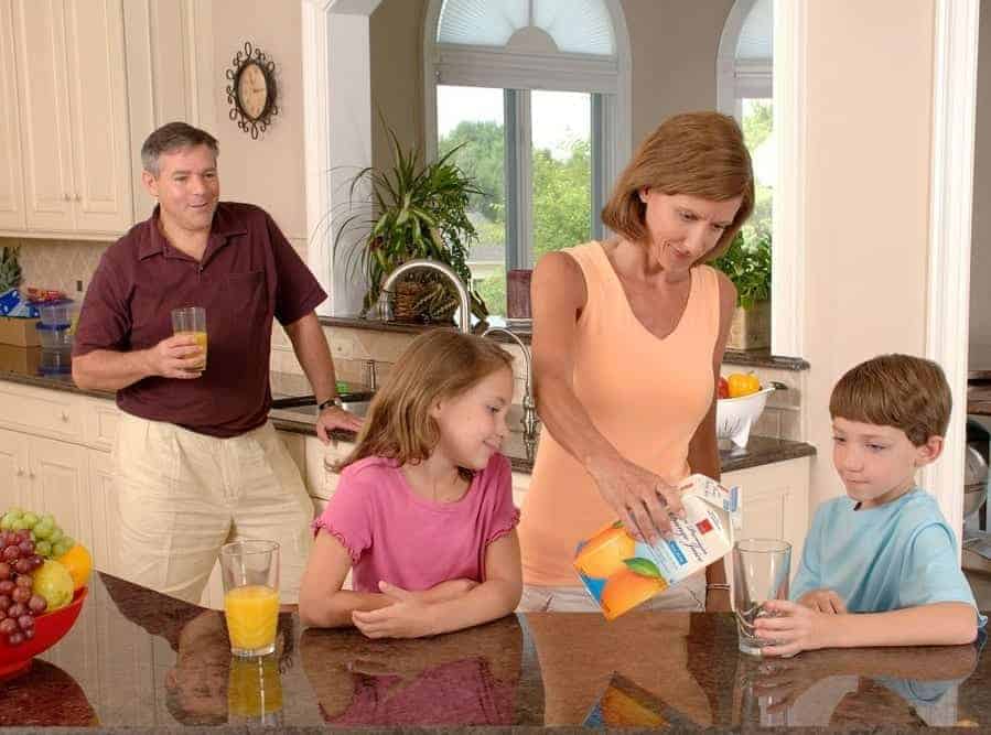 Family drinking orange juice 619144 1280